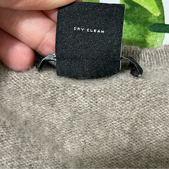 C by Bloomingdales 100% 2 Ply Cashmere V-neck Soft Cozy Sweater Medium - Picture 12 of 16